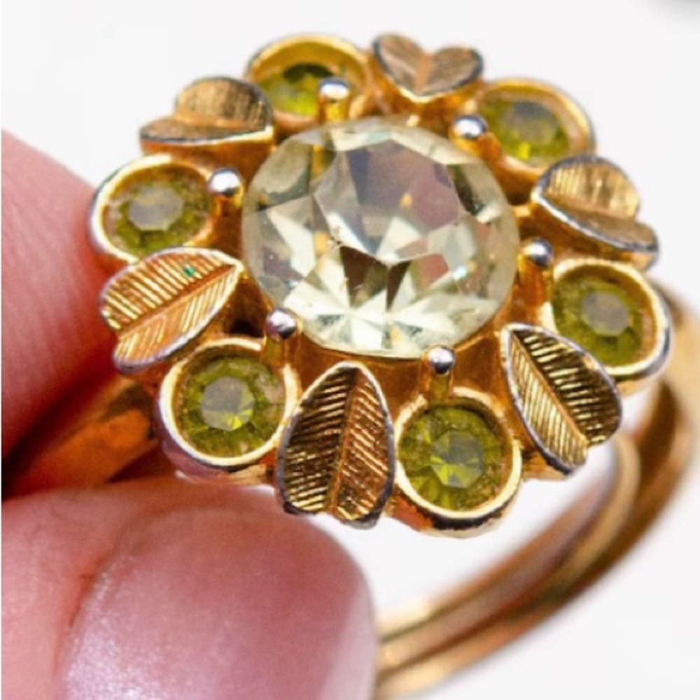 Elegant Gold and Green Gemstone Ring